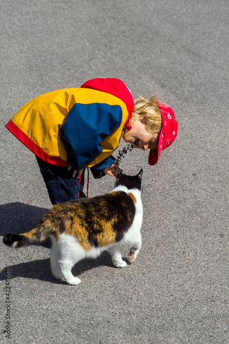 Mädchen spricht mit Katze © Heiko Koehrer-Wagner