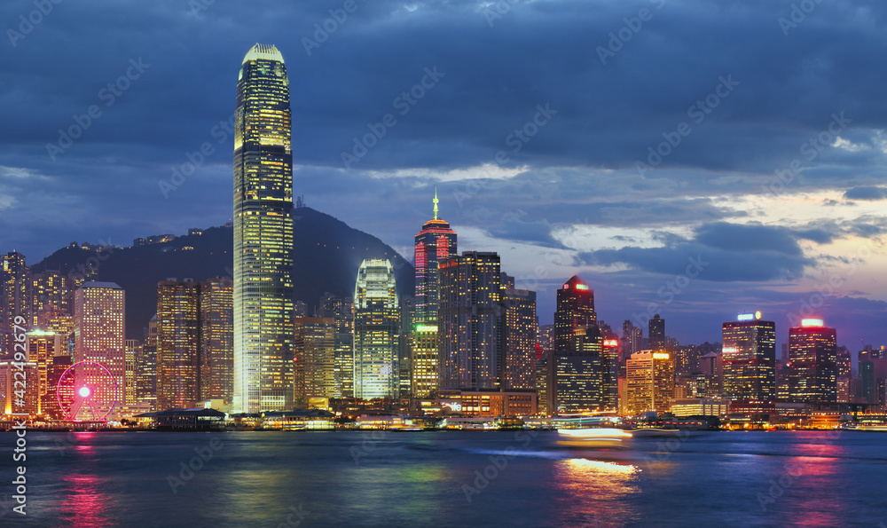 Obraz premium Hong Kong, China skyline panorama from across Victoria Harbor