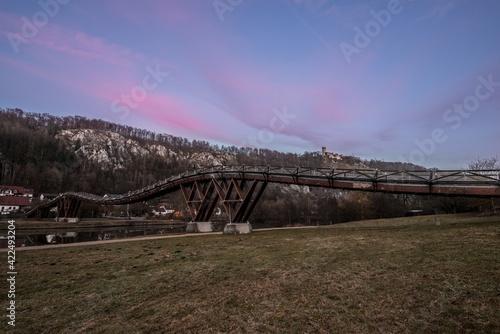 Tatzelwurm Brücke bei Markt Essing zur blauen Stunde nach Sonnenuntergang mit rosa Wolken am blauen Himmel, Deutschland