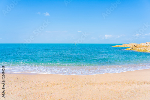 Beautiful tropical beach sea ocean with white cloud and blue sky © siraphol