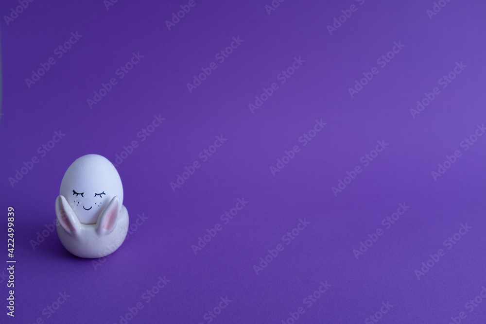Happy single easter egg with copy space on purple background.
Happy single easter egg with copy space on purple background.