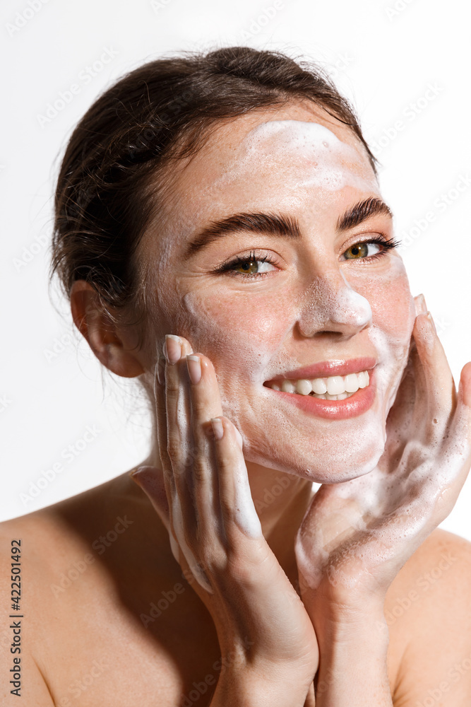 Beauty woman using cleansing foam for fresh and hydrated skincare routine, treating face from acne and blemishes, keep sebum level in balance, smiling happy at camera, white background Beauty woman using cleansing foam for fresh and hydrated skincare routine, treating face from acne and blemishes, keep sebum level in balance, smiling happy at camera, white background