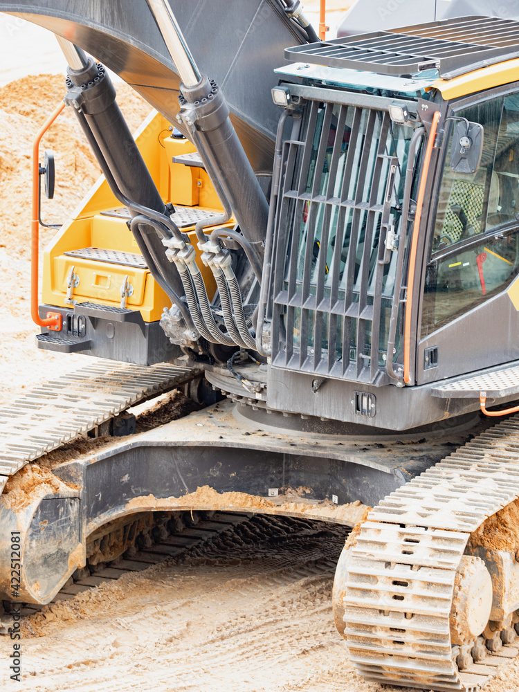 Foto de Driver cabin and continuous tracks on a heavy excavator digger ...