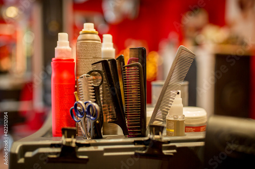 Friseur, Frisörr, Hairdresser, utensielien, Kamm, Schere, Spray, Close up von Arbeitsmaterialien eines Frisörs, symbolbild, quer