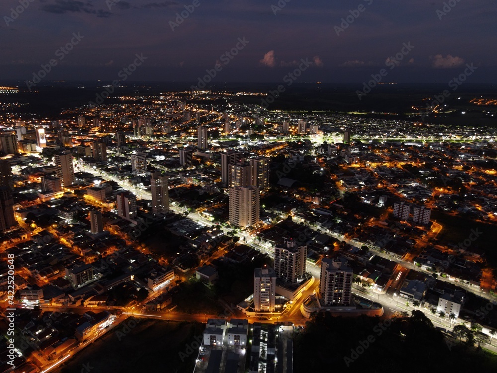 Fototapeta premium Imagem aérea noturna da cidade de Marília, São Paulo.
