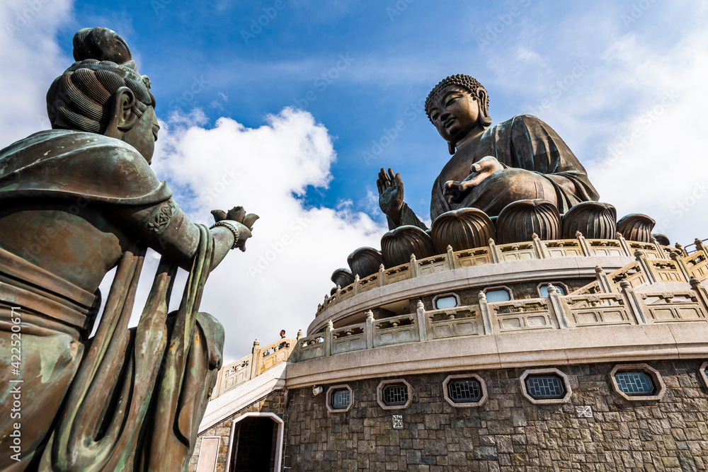 Obraz premium Tian Tan Buddha or Giant Buddha statue at Po Lin Monastery of Ngong Ping in Lantau Island, Hong Kong.