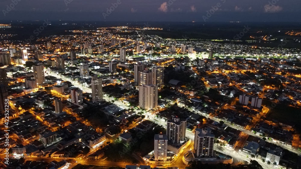Imagem aérea noturna  da cidade de Marília, São Paulo.