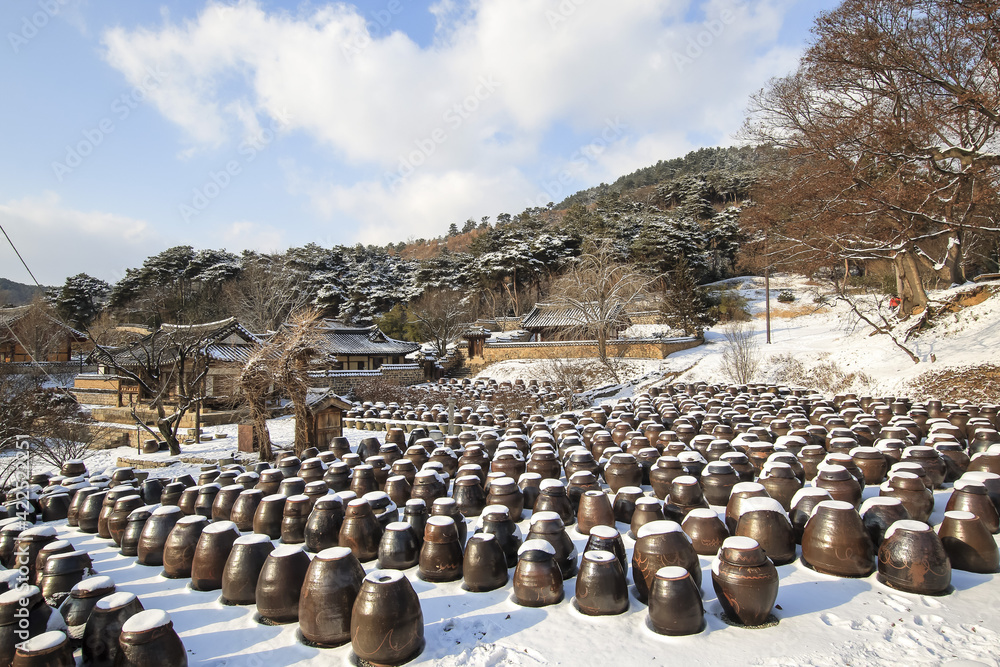 한국의 장독대 눈오는 풍경 ภาพถ่ายสต็อก | Adobe Stock