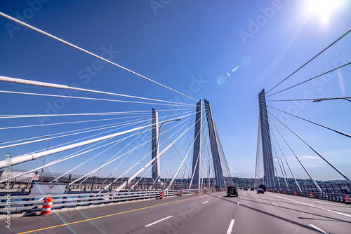 Foto Crossing the Governor Mario M