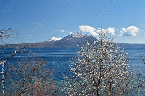 春の支笏湖 © 聡 足立