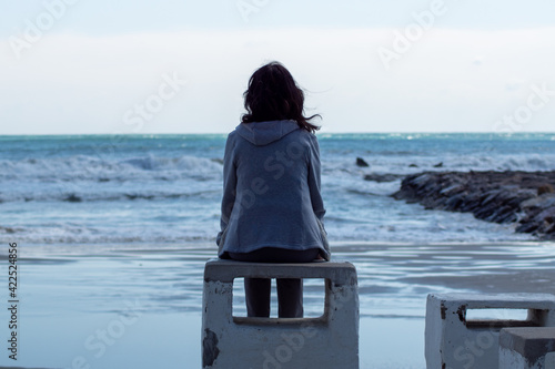 Chica mirando al mar photo