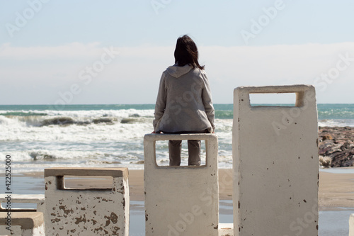 Chica mirando al mar