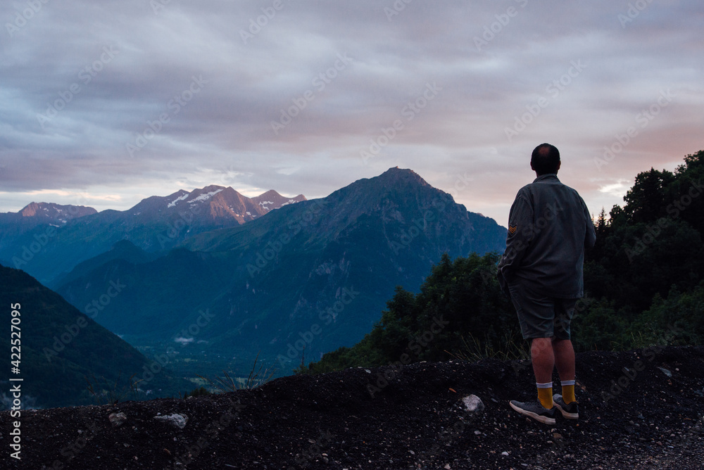 Naklejka premium un homme regardant les montagnes. Un homme regarde le panorama. Un touriste à la montagne. Se ressourcer à la montagne.