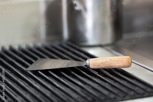 Foto Put the putty knife on the grill in the kitchen.