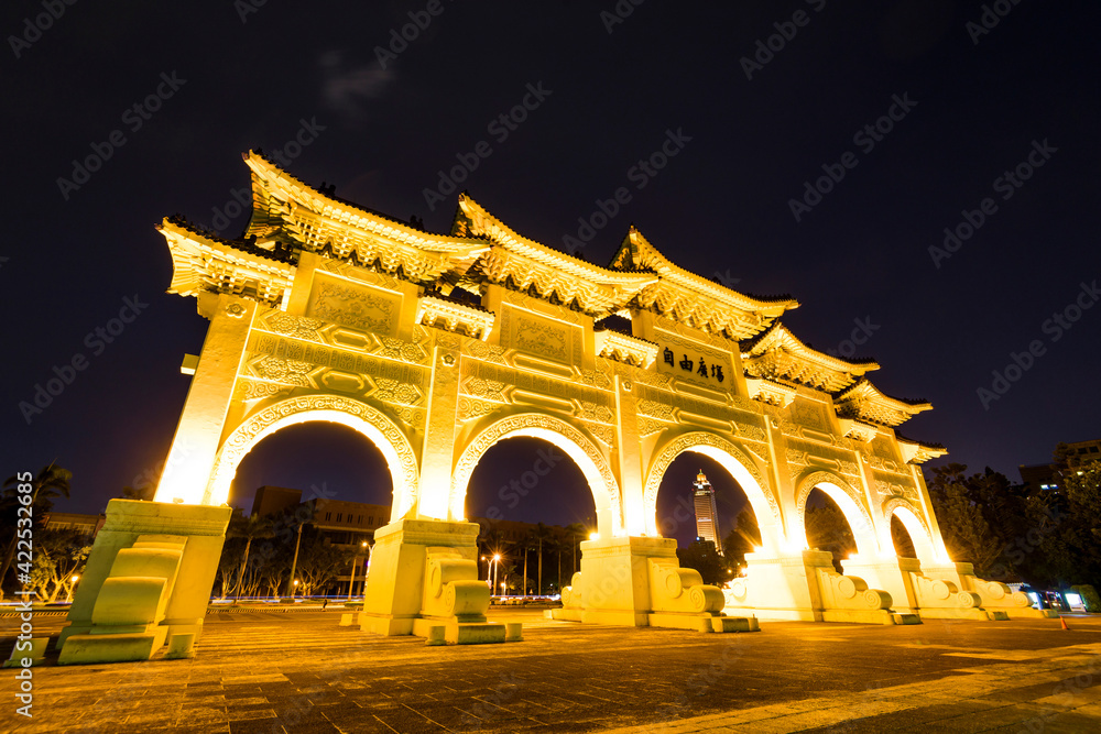 Obraz premium The main gate of National Taiwan Democracy Memorial Hall ( National Chiang Kai-shek Memorial Hall ) in Taipei, Taiwan
