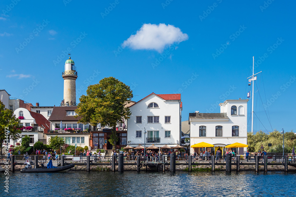 Fototapeta premium Blick auf den Leuchtturm von Warnemünde