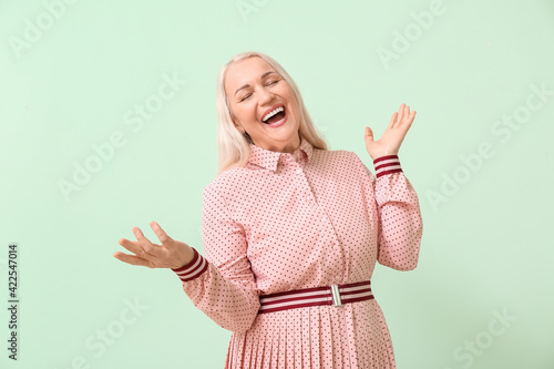 Laughing mature woman on co...