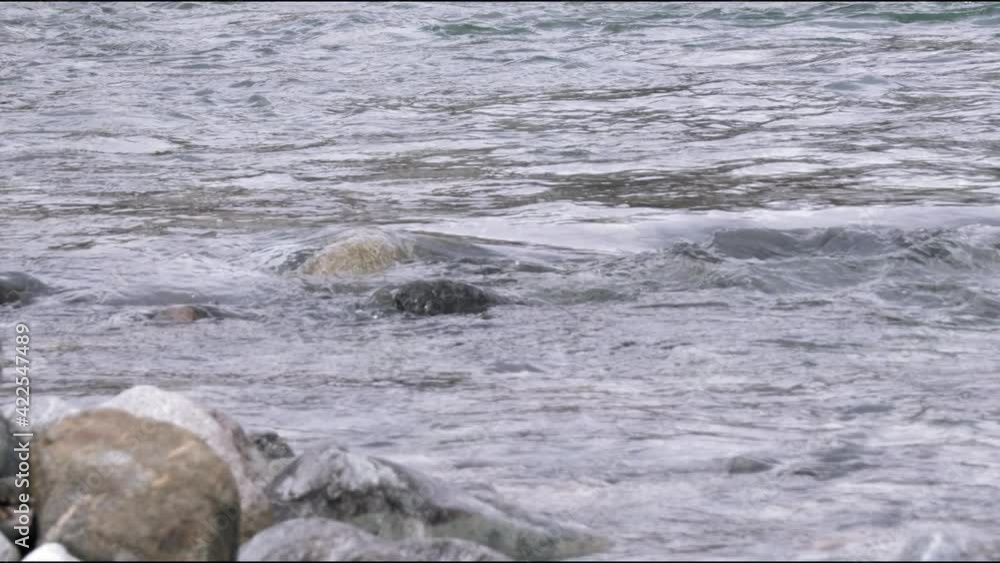 透明度が綺麗な川の流れのスローモーションをスライダー撮影 透明度が綺麗な川の流れのスローモーションをスライダー撮影