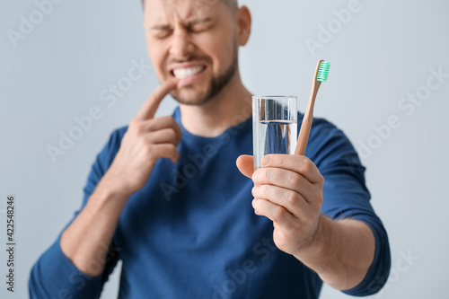 Man with aching teeth, brus...