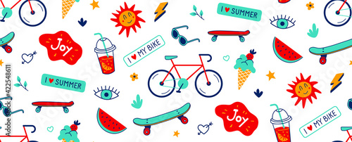 Naadloze patroon met skateboard, fiets, zonnebril en ijs. Vector-elementen van zomerplezier en sport. Knipmasker gebruiken.