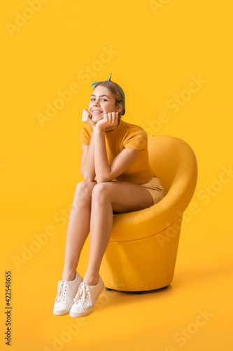 Beautiful young woman sitti...