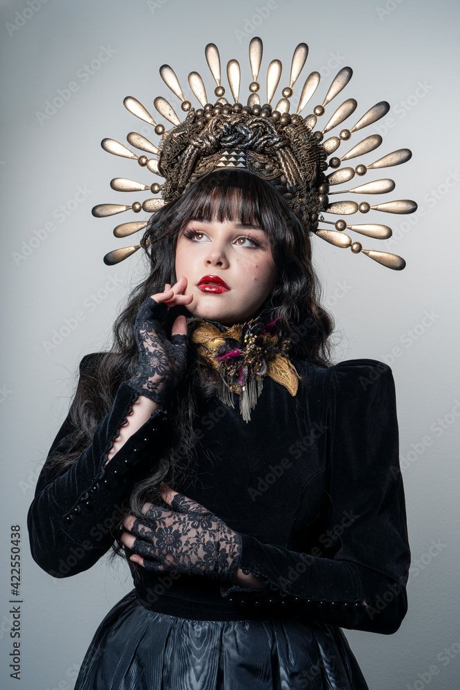 Φωτογραφία Portrait of a gorgeous young girl with beautiful makeup in an elegant headdress, golden crown