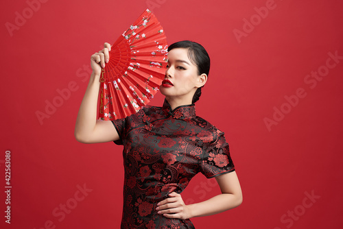 фотографія Asian chinese woman in traditional dress on red background