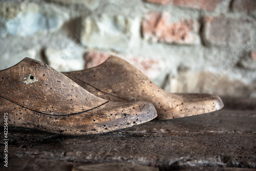 vecchia forma di scarpa in legno da calzolaio, con buchi da tarli