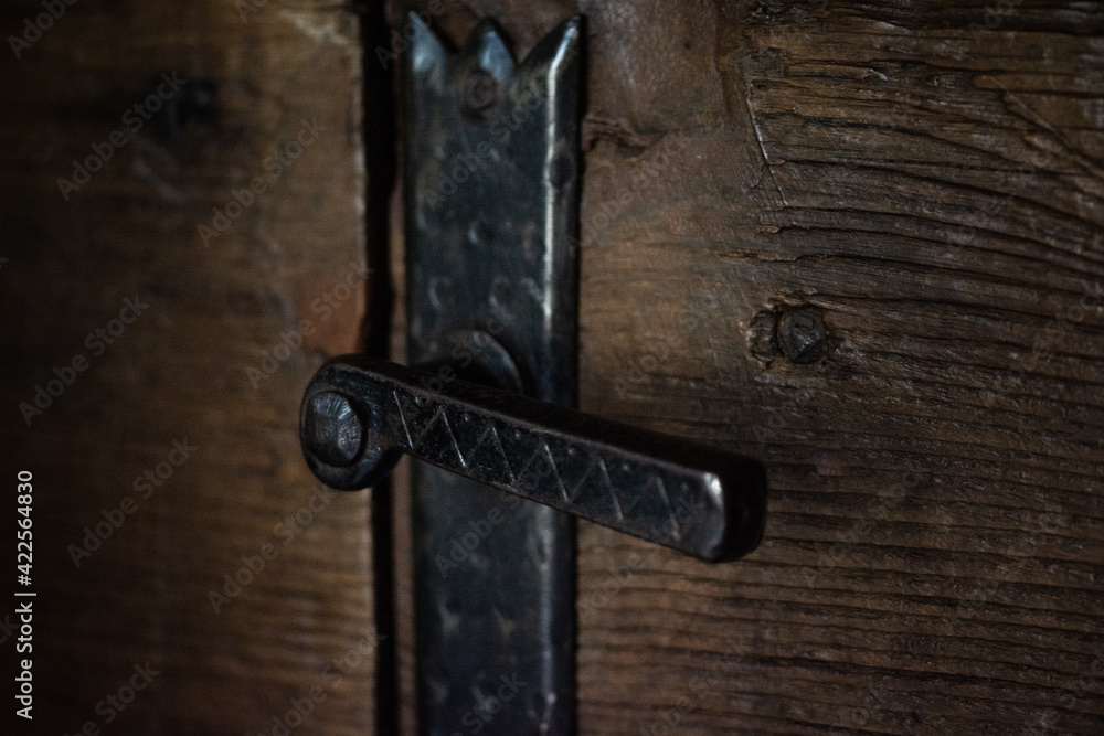 primo piano, dettaglio di maniglia di metallo di porta di legno antica 