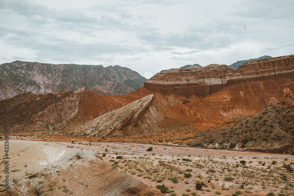 paisaje de cerros de colores