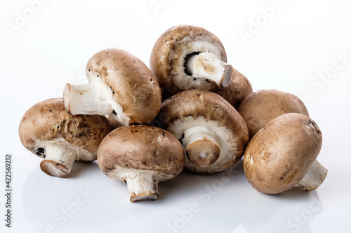Eine Menge brauner Champignons (Pilze) - Lat.: Agaricus bisporus
