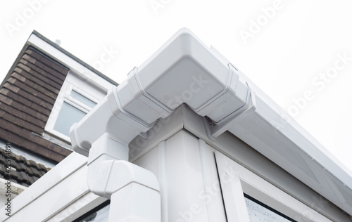 Foto Cleaned white plastic pvc gutters and drain pipes that were blocked and full of green mould on the plastic fascias