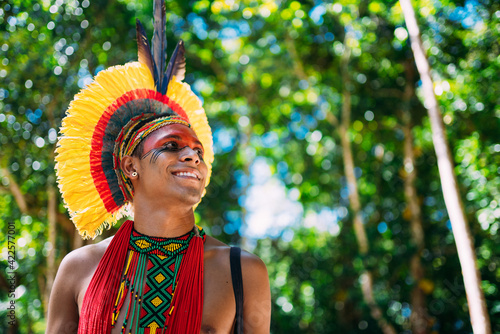 Φωτογραφία Indian from the Pataxó tribe with feather headdress looking to the right