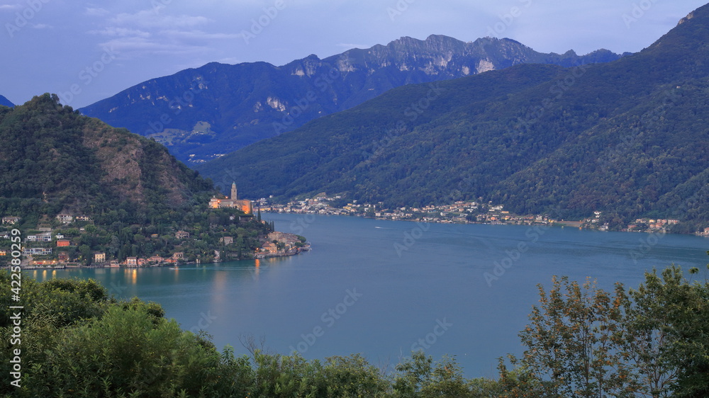 Panorama al tramonto del borgo di Morcote, Svizzera, con Lago di Lugano e Monte Generoso.