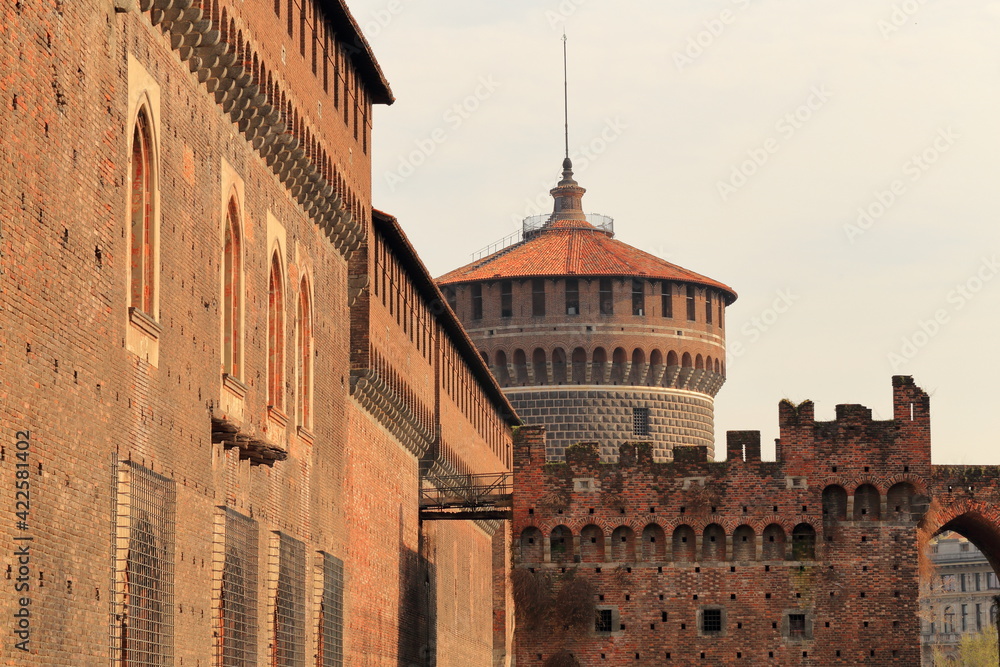 Particolare del Castello Sforzesco a Milano con torre e mura.