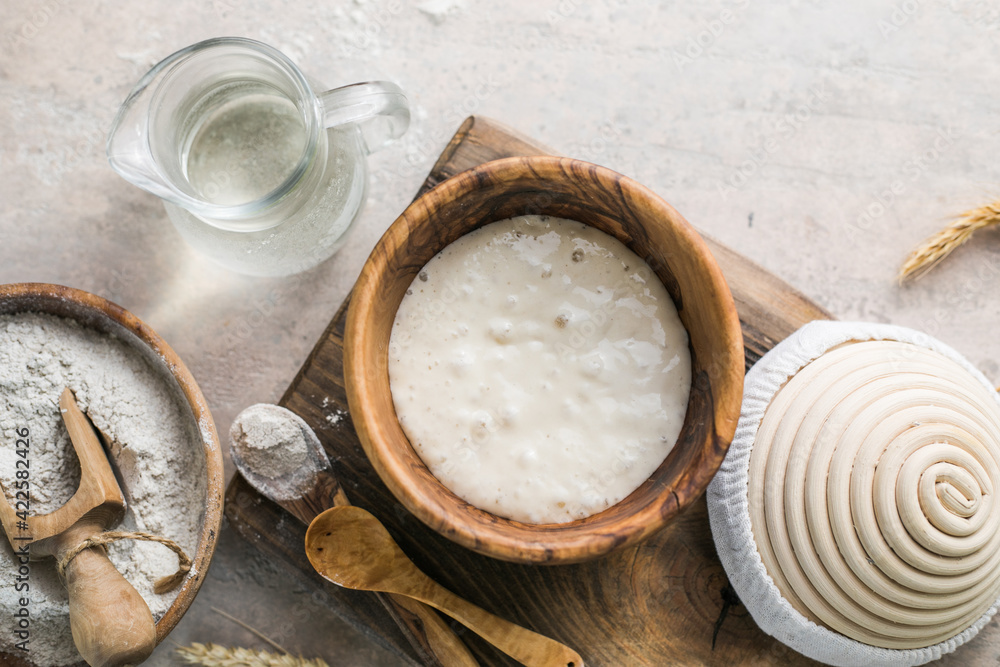 The leaven for bread is active. Starter sourdough ( fermented mixture of water and flour to use as leaven for bread baking). The concept of a healthy diet