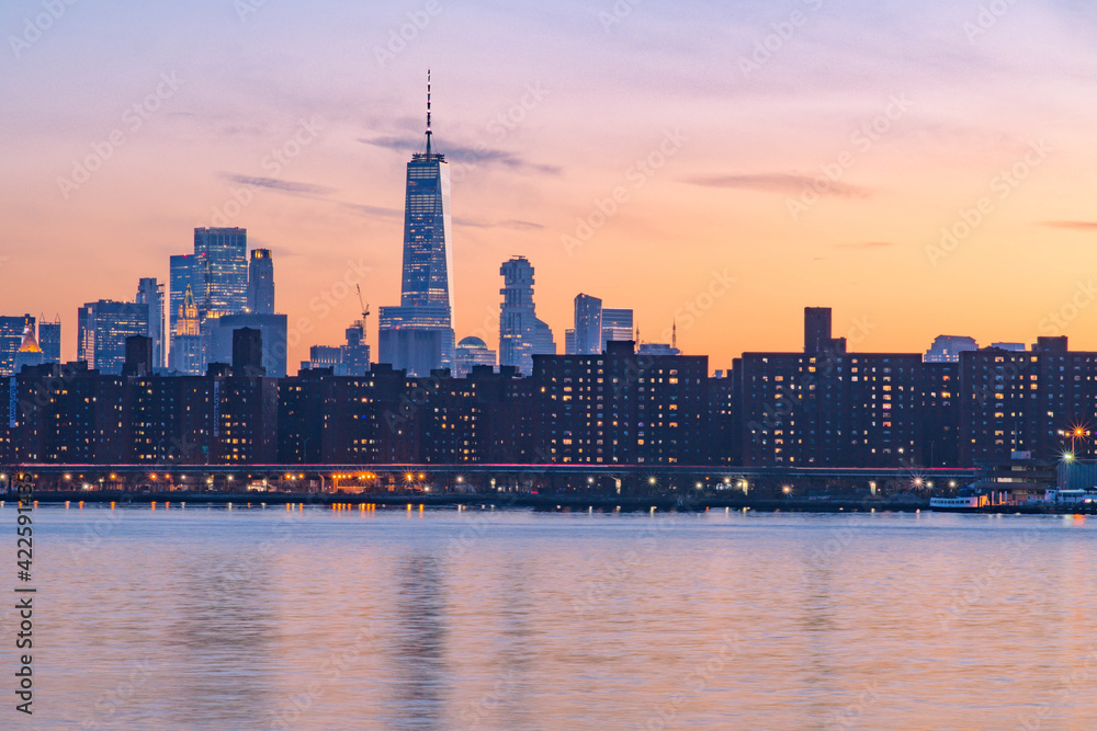 Obraz premium Nyc skyline during setting sun 