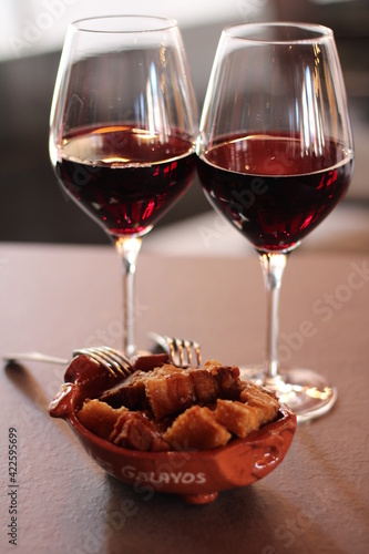Copas de vino con aperitivo de torreznos