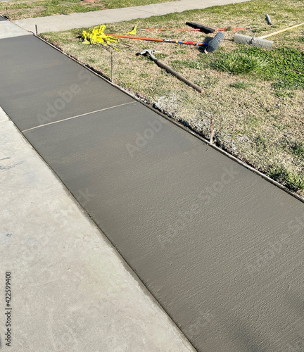 Принти на полотні Closeup shot of freshly poured cement smoothed out on a section of the driveway