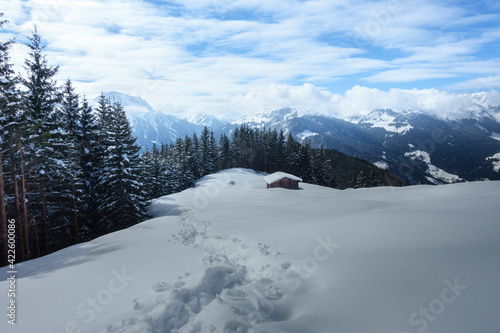 Schneespur zur Almhütte in den Bergen © by paul