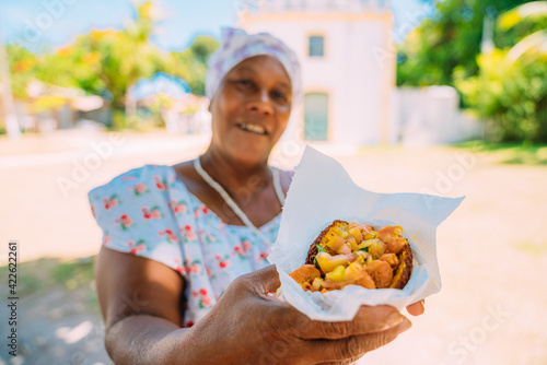 Foto Happy Brazilian woman dressed in traditional Bahian costume, in the historic cen