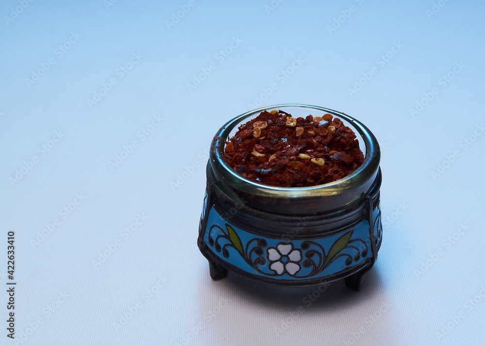 Rot Chili im blauen Silber Gefäß