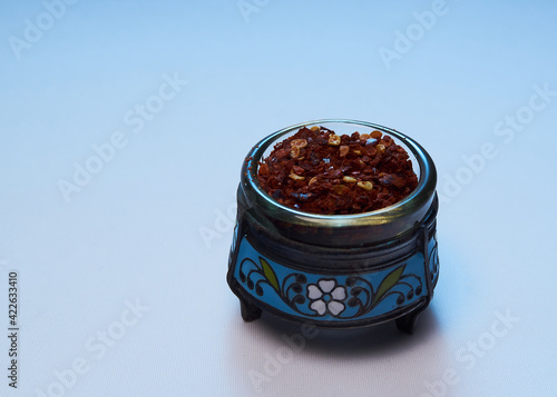 Rot Chili im blauen Silber Gefäß