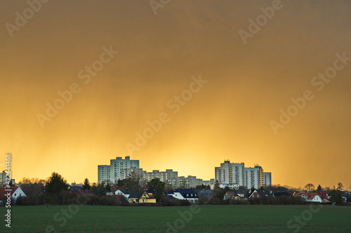 Gelber Himmel über Berlin, Ortsteil Buckow, am 11.3.2021, im Vordergrund Großziethen photo