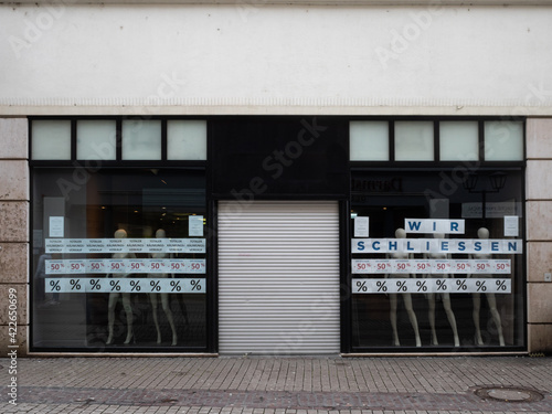 Obraz na plátně closing retail shop during lockdown