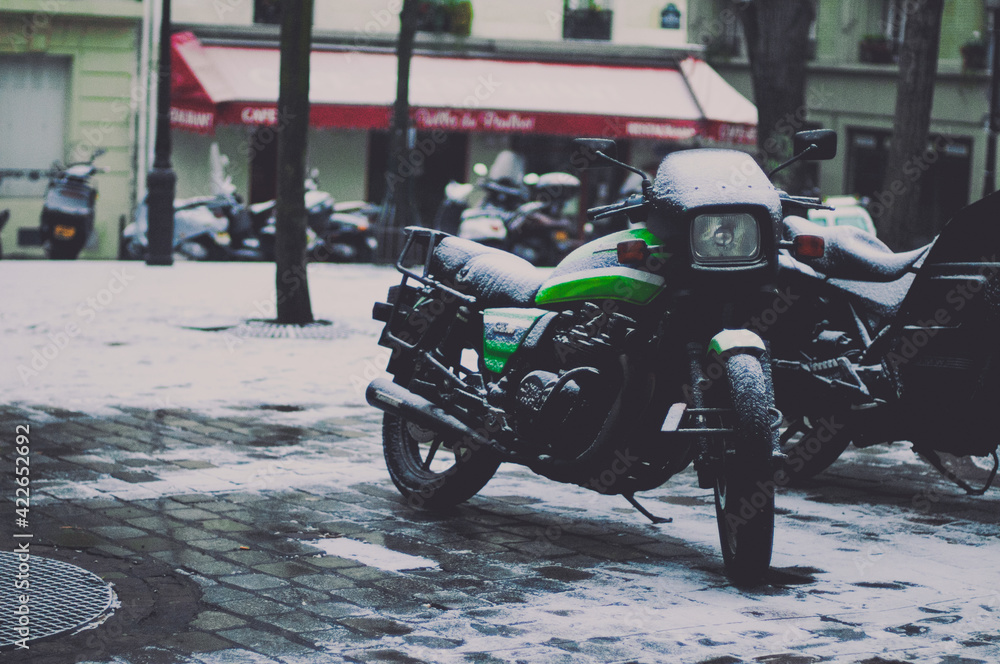 moto verte recouverte de neige