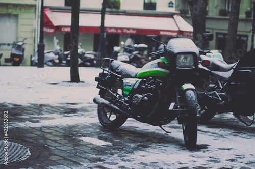 moto verte recouverte de neige photo