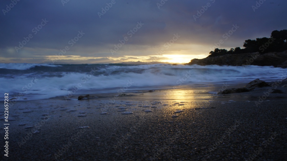 Obraz premium wave splash on a windy winter sunset in the mediterranean sea