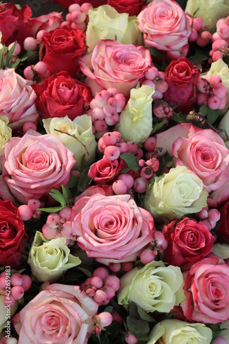 Pink and purple roses in a big wedding centerpiece © Studio Porto Sabbia