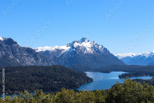 lago , montaña , cerro campanario , nieve , arboles , azul ,verde , amarillo , otoño © Ceci